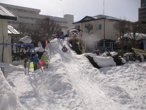 雪のすべりだい