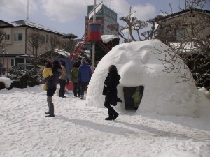 子育て　雪遊び