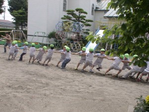 運動会　つなひき　幼稚園