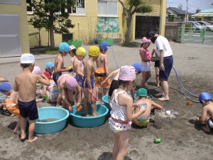 園庭で水遊び