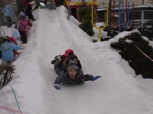 幼稚園　氷のすべり台